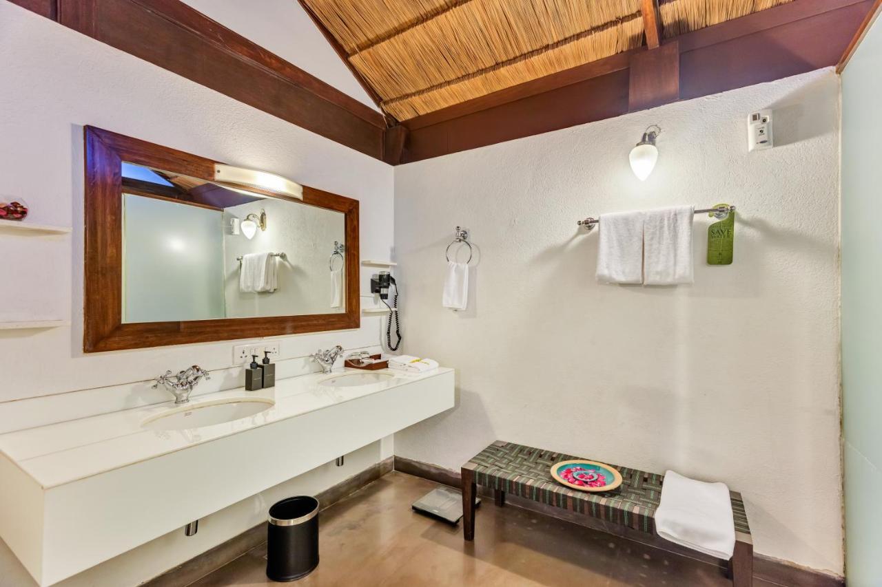 Aamby Valley City Lonavala Rum bild Bathroom of a Deluxe Ocean View Room
